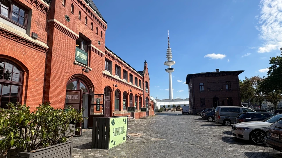 rotes Backsteingebäude, im Hintergrund der Fernsehturm