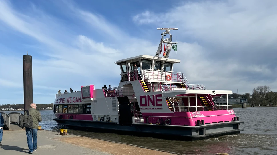 Rosa One Fähre am Anleger