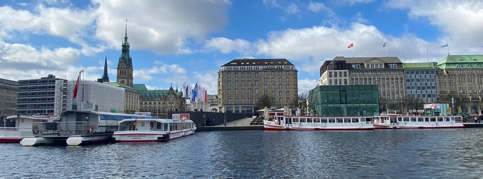 Jungfernstieg mit Bootsanlegern der Alstertouristik