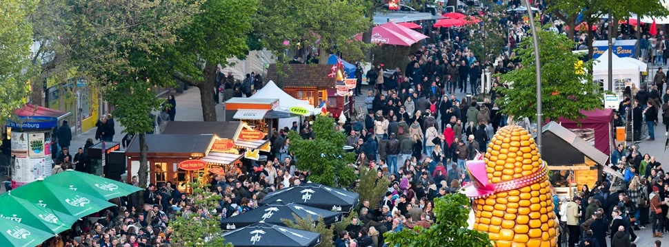 Besucher auf einem Straßenfest mit Pavillons