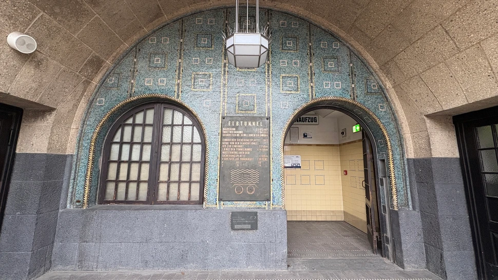 Eingang mit Mosaiken zum Fahrstuhl und Treppenhaus des Alten Elbtunnels