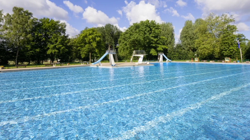 Freibad mit Sprungtürmen