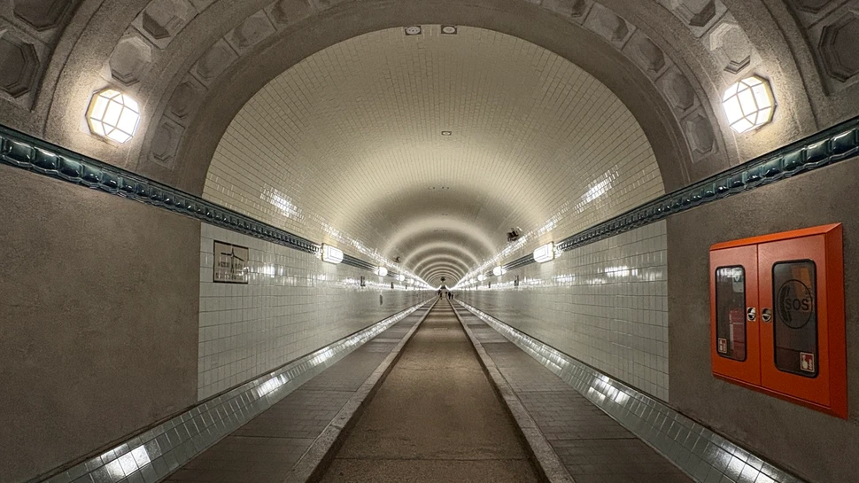 Alter Elbtunnel mit Blick in die Röhre