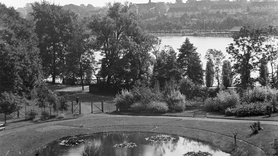 Teich im Schulgarten Anfang der 1930er-Jahre, Schwarz-Weiß-Foto