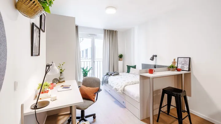 Galerie-Bild 3: helles Zimmer mit Bett und Schreibtisch