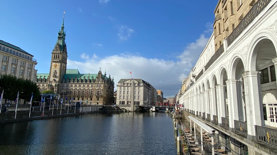 Alsterarkaden mit Hamburger Rathaus an der Kleinen Alster
