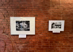 Verschiedene gehängte gerahmte Fotos an einer Wand