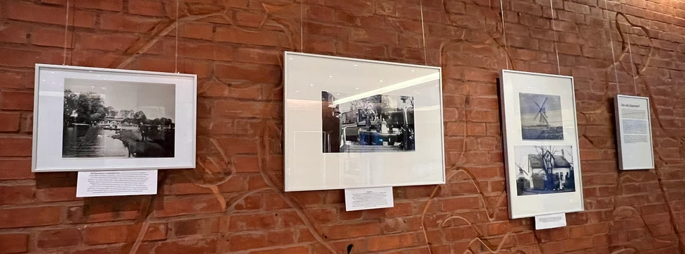 Verschiedene gehängte gerahmte Fotos an einer Wand