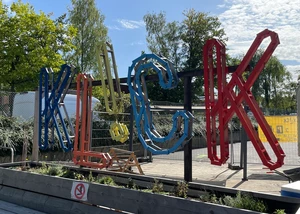 bunter Schriftzug aus Holz vor dem KLICK Kindermuseum