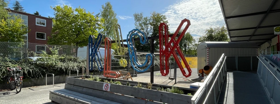bunter Schriftzug aus Holz vor dem KLICK Kindermuseum