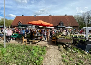 Besucher tummeln sich auf dem Gut Karlshöhe beim Pflanzenmarkt