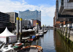 HafenCity mit Blick auf die Elbphilharmonie