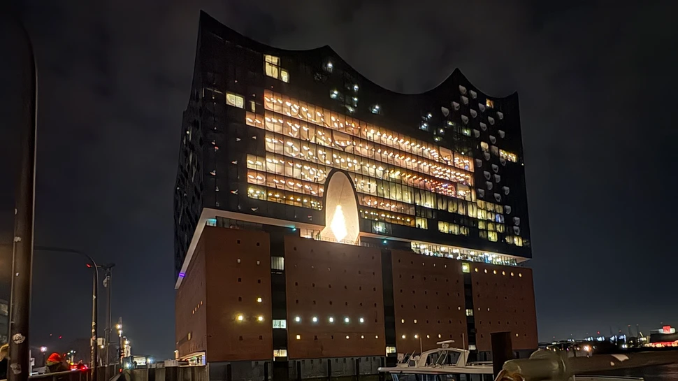 Elbphilharmonie von Außen bei Nacht