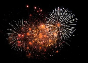 Feuerwerk am schwarzen Himmel