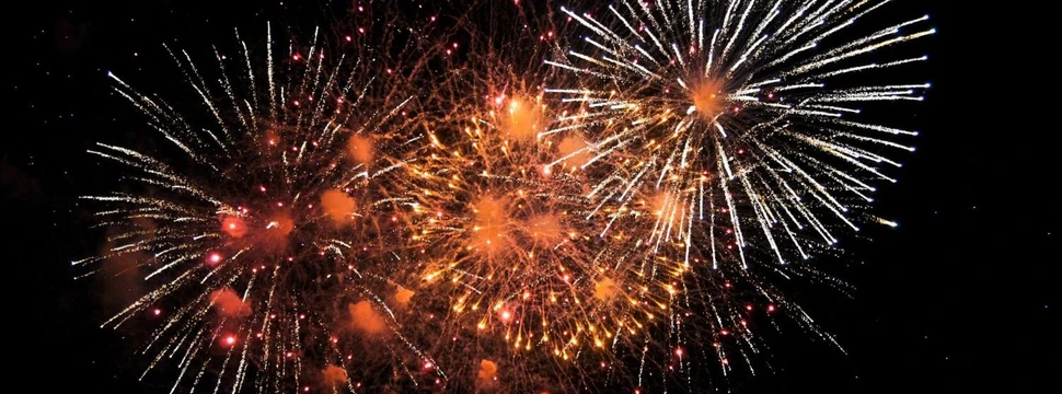 Feuerwerk am schwarzen Himmel