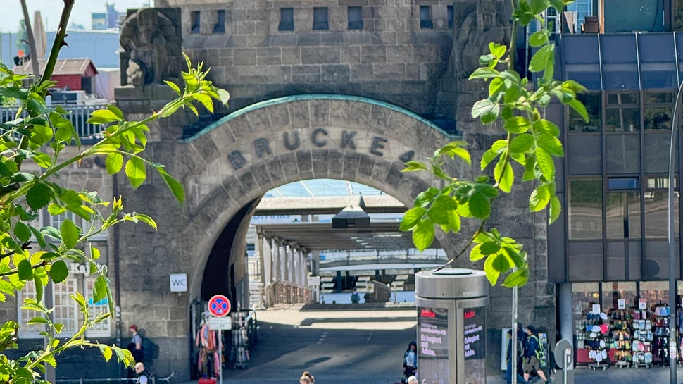 Blick auf den Durchgang Brücke 4 an den Landungsbrücken