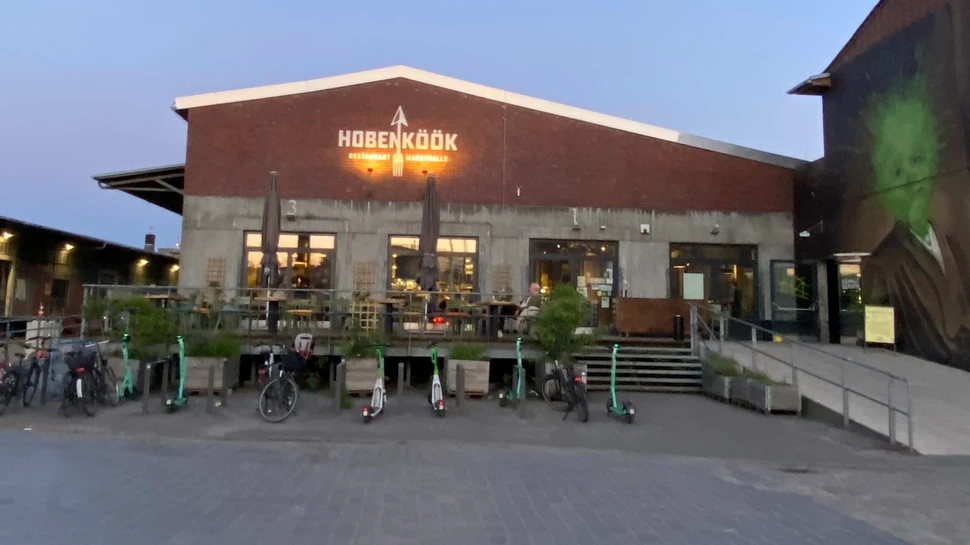 Außenansicht des Restaurants Hobenköök bei Dämmerung