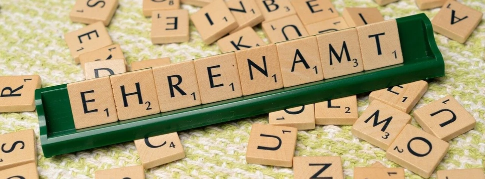 Buchstaben aus einem Scrabble-Spiel ergeben das Wort Ehrenamt