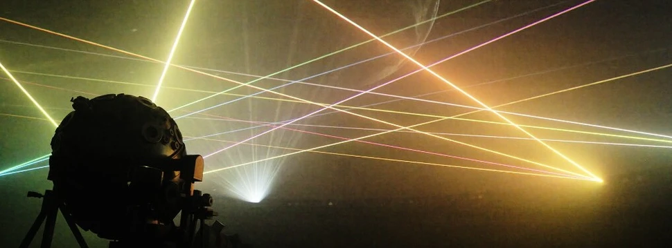 COSMIC OPERA ist ein besonderes Opernerlebnis im Planetarium Hamburg Projektor in einem Planetarium mit bunten Strahlen