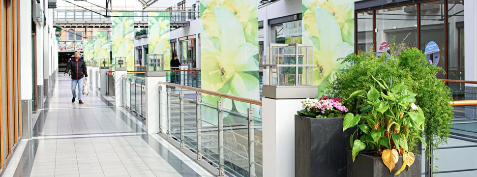 Gänge in einem Einkaufszentrum mit Frühlingsdeko