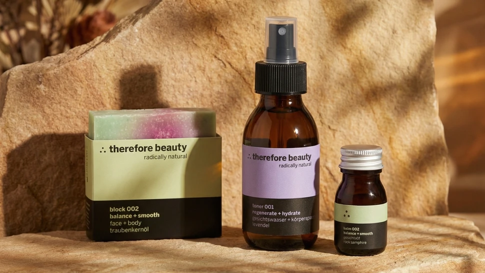 Produktset von therefore beauty: 1x Block 002 Seife Traubenkernöl, 1x Toner 001 Gesichtswasser Lavendel und 1x Balm 002 Gesichtsöl
