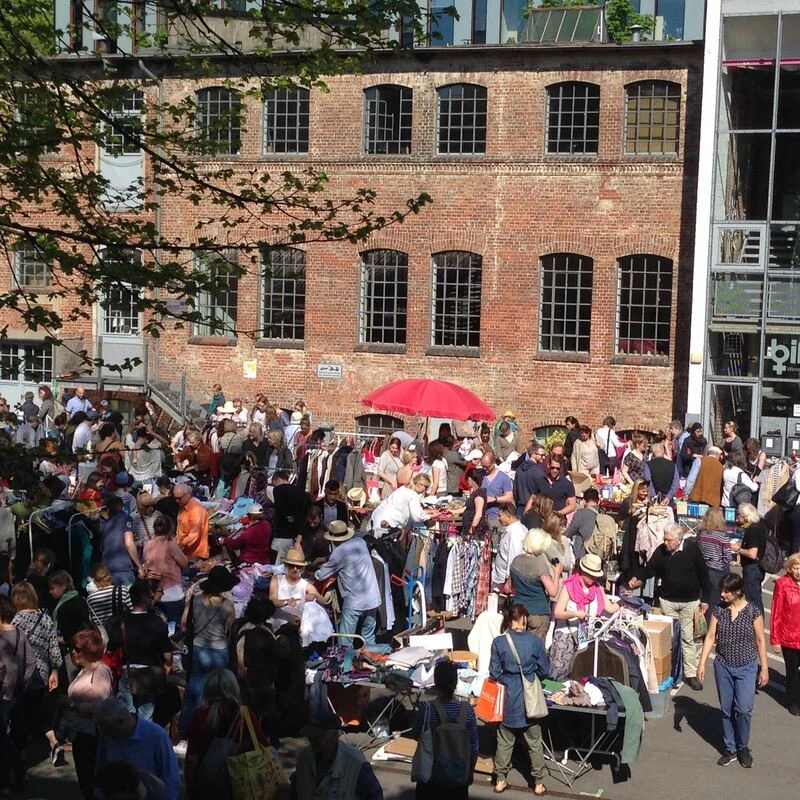 Flohmarkt auf dem Hof Flohmarkt auf dem Hof