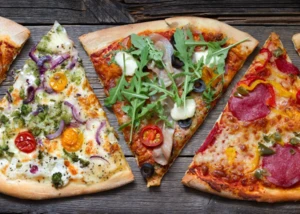 Verschiedene Stücken Pizza, © iStock.com/Udra