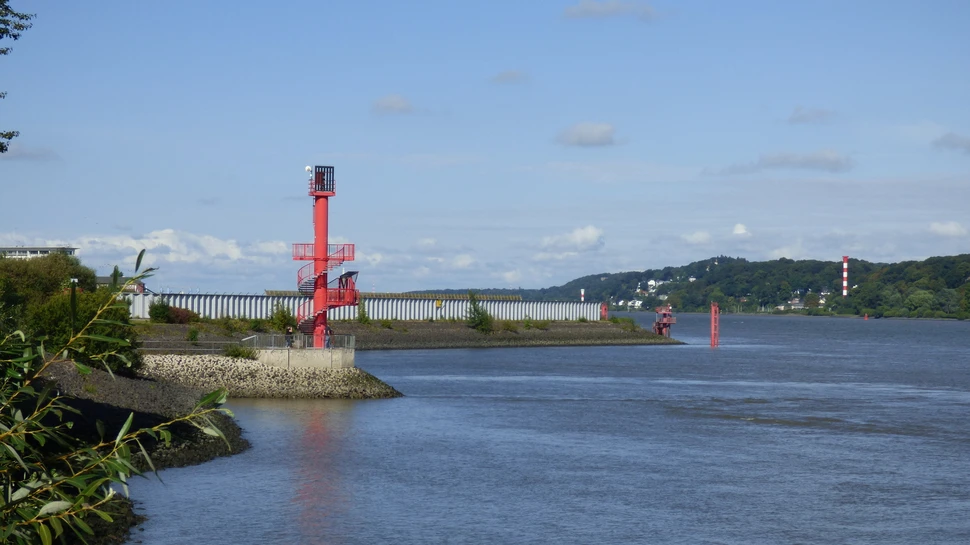 roter Aussichtsturm an der Elbe