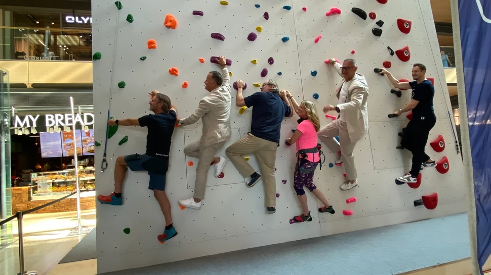 Christoph Holstein, Staatsrat Sport der Behörde für Inneres und Sport, Marcell Jansen, Active City Botschafter, Nicole Steins, Moderatorin NDR 90,3, Michael Jansen, Geschäftsführer der DAV Sektion Hamburg und Niederelbe e.V., Jörg Harengerd, Center Manager Europa Passage, Raoul Hess, Geschäftsführer Faktor 3 Sport Eröffnung "Klettern an der Alster" 2024, Redaktion hamburg-magazin.de