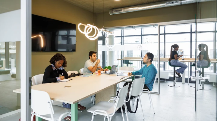 Galerie-Bild 10: Studierende sitzen an einem Tisch