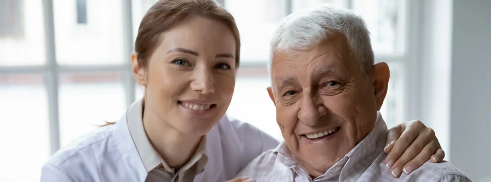 24-Stunden-Pflege ist eine beliebte Form der häuslichen Pflege Senior mit Betreuerin
