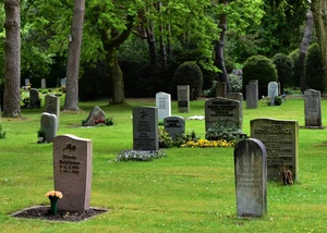 Friedhof mit Gräbern