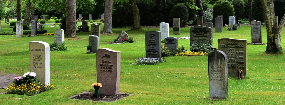 Friedhof mit Gräbern