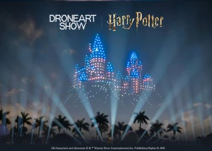 Aufnahme der DroneArt Show Harry Potter™ mit bunten Lichtern am Himmel und dem Logo