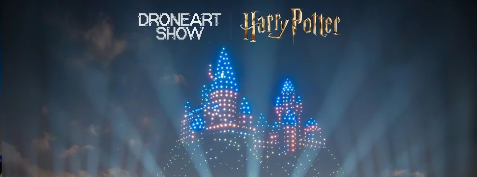 Aufnahme der DroneArt Show Harry Potter™ mit bunten Lichtern am Himmel und dem Logo