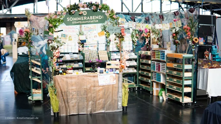 Galerie-Bild 3: Messestand mit kreativen Materialien