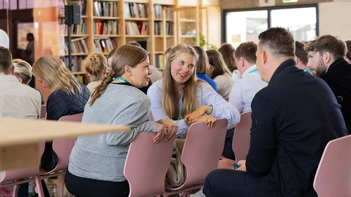 Galerie-Bild 1: junge Menschen sitzen auf aufgebauten Stuhlreihen und unterhalten sich