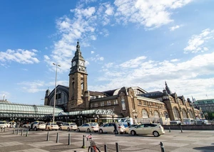 Hamburger Hauptbahnhof von außen, davor parken Taxen