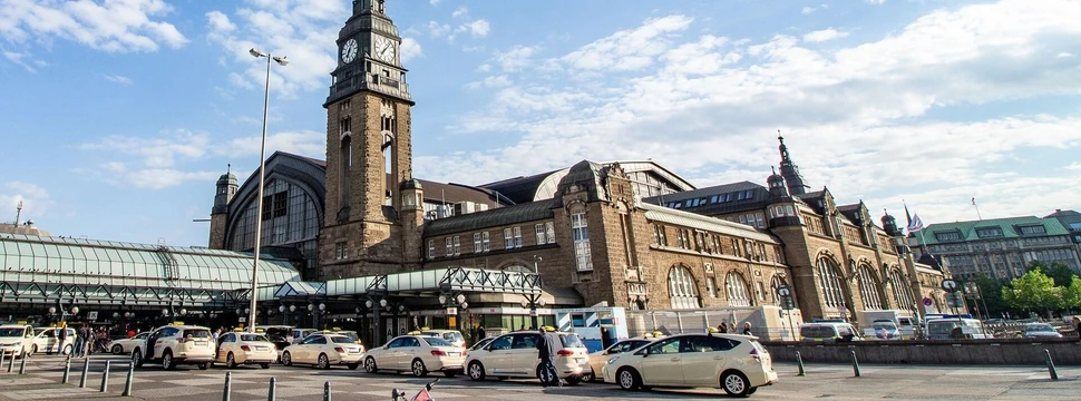 Hamburger Hauptbahnhof von außen, davor parken Taxen