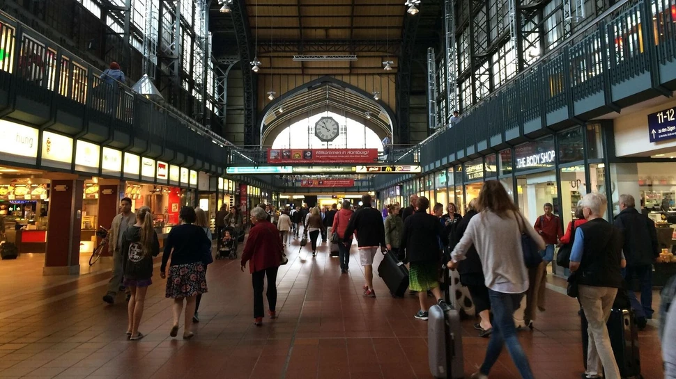 Reisende gehen durch die Wandelhalle im Hamburger Hauptbahnhof