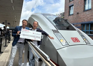 Miniaturwunderland Gründer Gerrit und Frederik Braun taufen den ICE "Knuffingen"