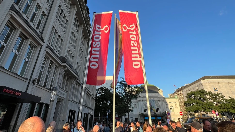rote Flaggen am Eingang des Ohnsorg Theaters