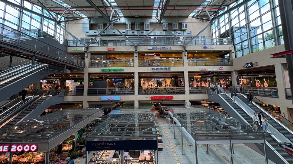 Blick auf die Stände und Etage im Einkaufszentrum Mercado