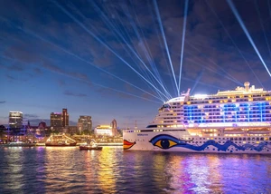 Ein leuchtendes AIDA-Schiff im Hafen