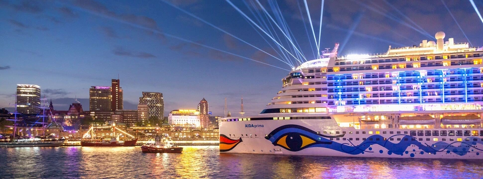 Ein leuchtendes AIDA-Schiff im Hafen
