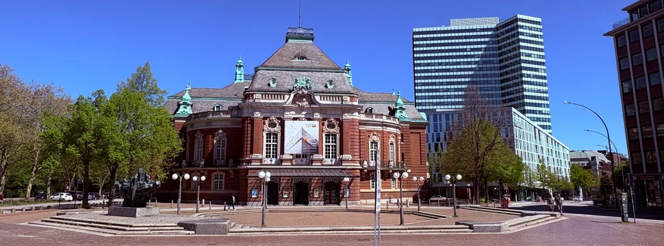 Außenansicht Laeiszhalle mit Scandic Hotel im Hintergrund