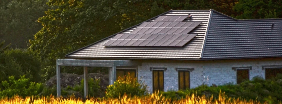 Photovoltaik-Anlage auf Hausdach, © pixabay/aszak