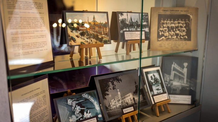 Galerie-Bild 2: Vitrine mit Fotos des Trichters, der Ort, wo das Arcotel Onyx heute steht