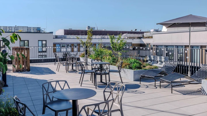 Galerie-Bild 6: Dachterrasse mit verschiedenen Sitzgelegenheiten im THE FIZZ Hammerbrook