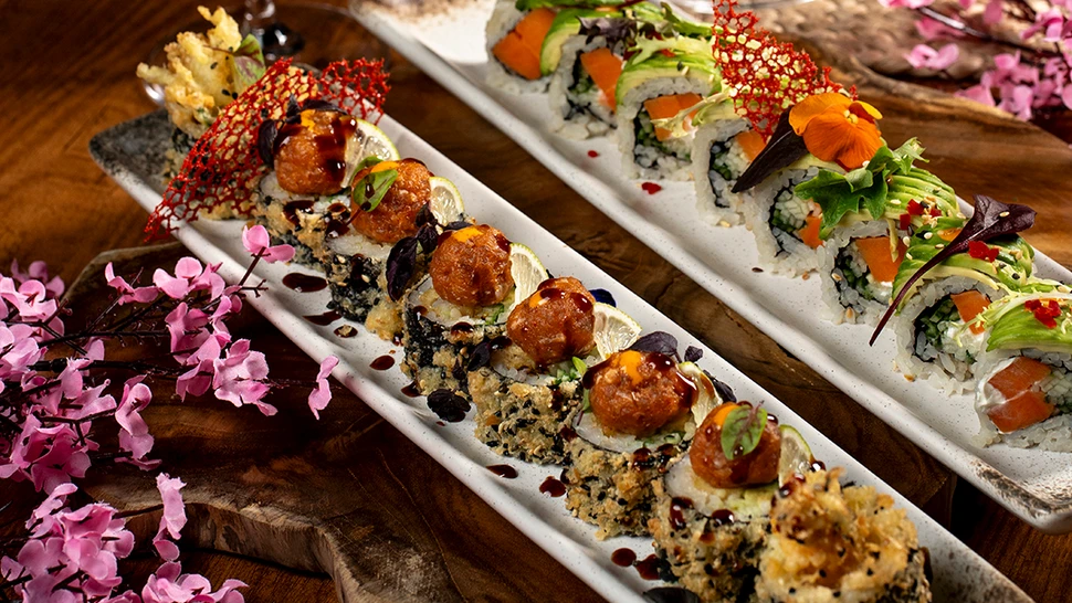 zwei längliche Schalen mit Sushi